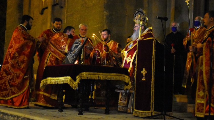 Богослужение за Възкресение Христово в храм "Успение Богородично" във Варна (СНИМКИ)