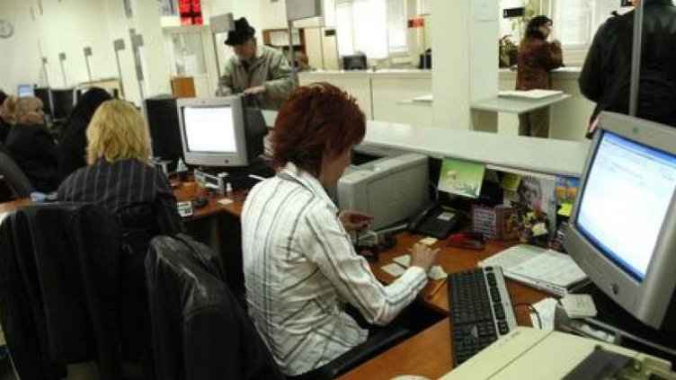 Старите чиновници с нови заплати! Новопостъпилите получавали доволно пари