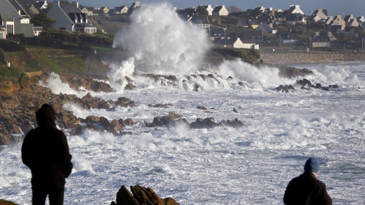 Зимна буря остави без ток 40 хиляди домакинства във Франция