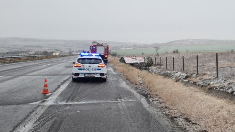 Зверско меле на АМ "Тракия"! Тир блъсна полицаи и аварирал шофьор