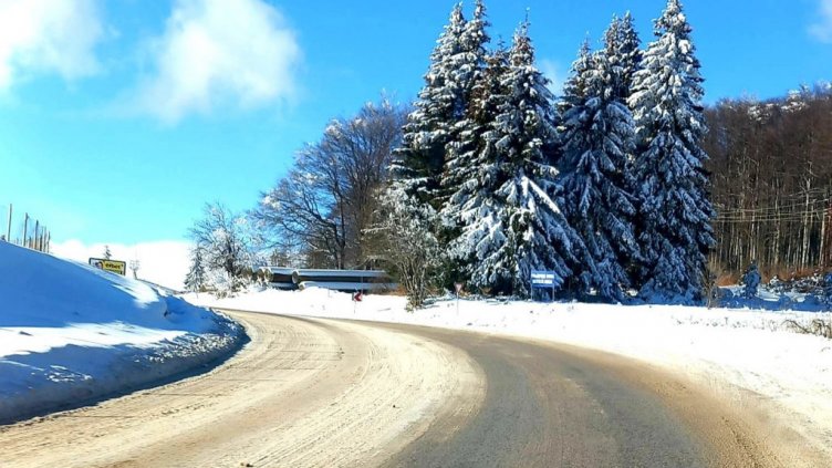 16 машини обработват пътищата във Варненско