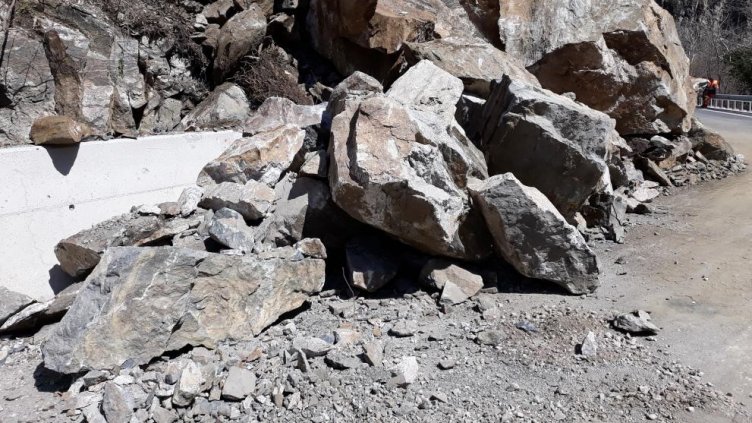 Свлачище блокира движението край Кричим