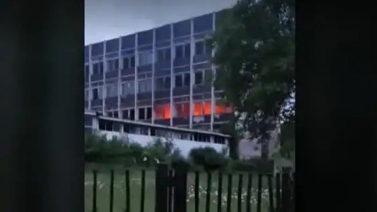 Горя сградата на бивше училище в Девня (ВИДЕО)