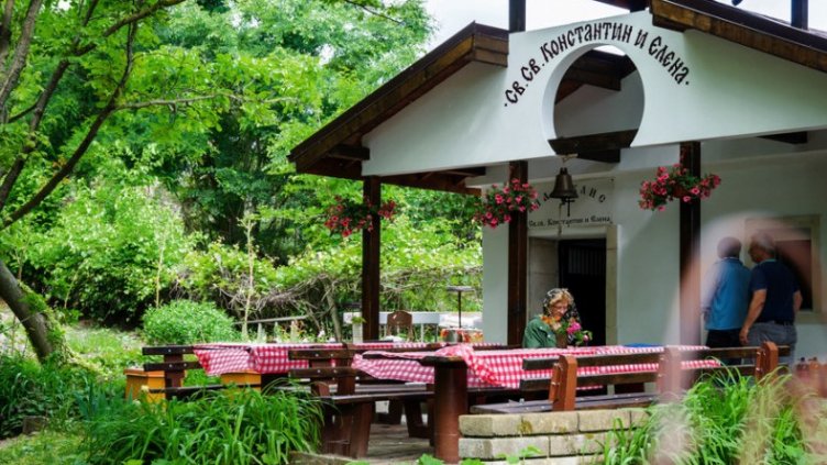 Чистят местността край аязмото във "Владиславово"