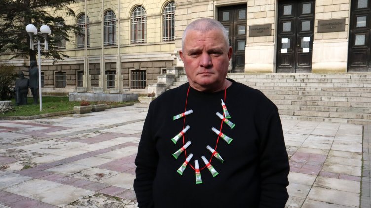 Варненски зевзек с подарък за Корнелия Нинова