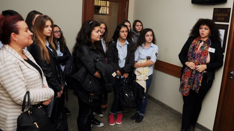 СПОРЕД ПРЕДВАРИТЕЛНИТЕ РАЗЧЕТИ 10 паралелки трябва да бъдат обхванати с лекции в Административния съд от февруари до юни 2016 година.  Снимка ПЛАМЕН ГУТИНОВ