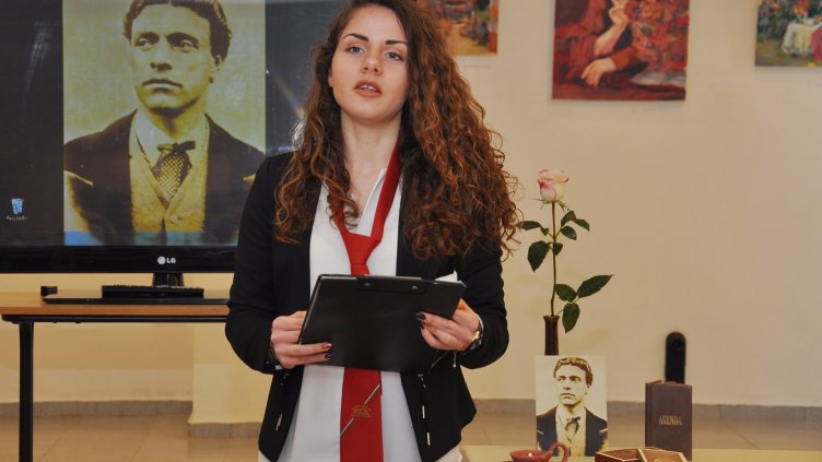 УЧЕНИЦИ ОТ ХУМАНИТАРНАТА ГИМНАЗИЯ рецитираха стихове и писаха есета, посветени на Апостола. 