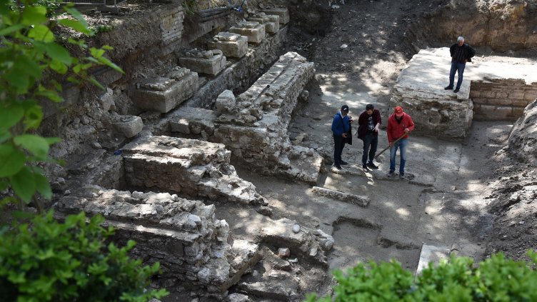 Запазена бронзова лампа от шести век откриха в центъра на Варна (СНИМКИ)