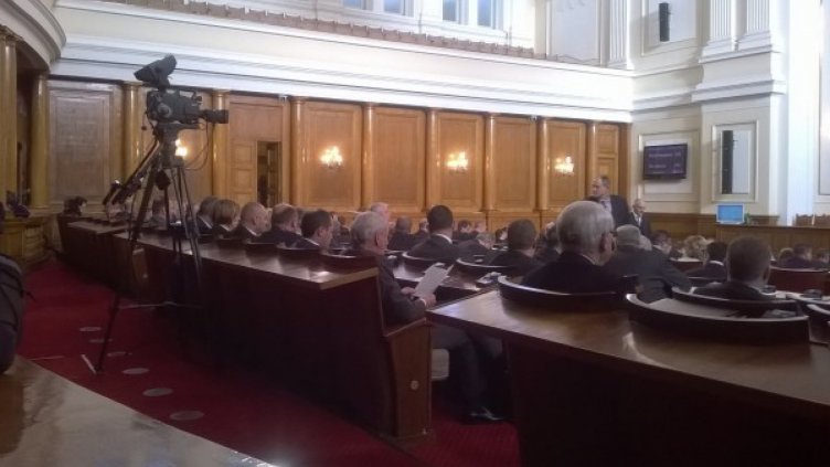Ден първи в парламента &ndash; ред последен за Местан