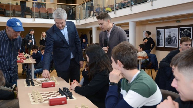 Кметът откри с първи шахматен ход „Ученическа купа Варна 2024“