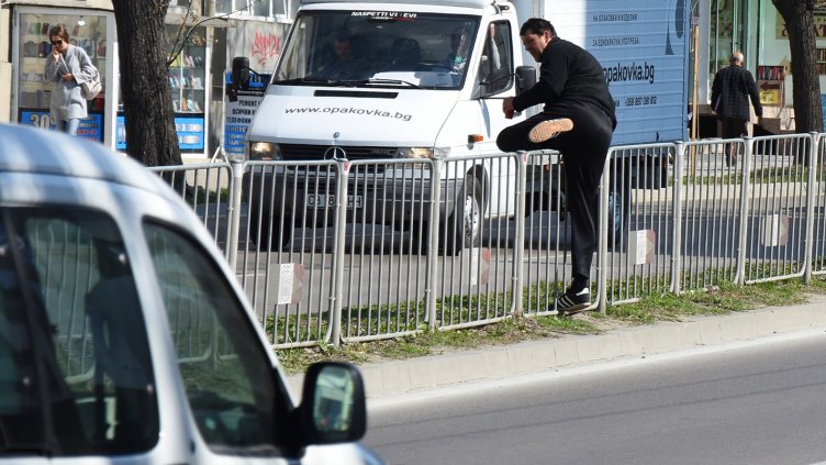 „Спринтьори“ с препятствия си пробват силите по бул.„Осми приморски полк“(СНИМКИ)