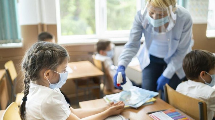 Обратно в клас: Кой, кога се връща в училище?