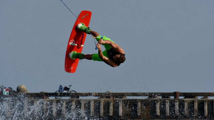 Морски страсти с мнoго вода на варненския бряг (СНИМКИ)