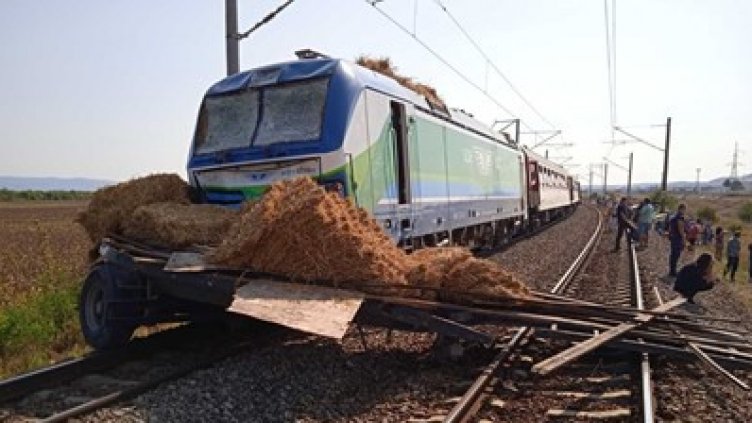 Бързият влак Бургас-София се вряза в камион