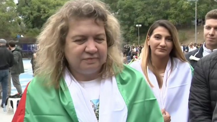 Наталия Киселов изгледа финала на специално монтирания екран на стадион „Юнак“ в столицата/Кадър: БНТ