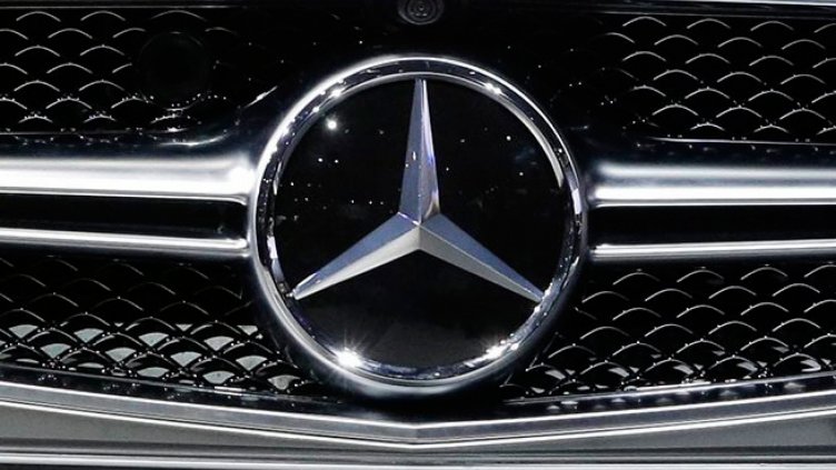 Мерцедес е залят с белина след мъжки спор