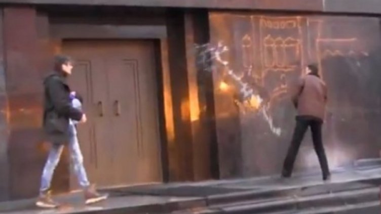 Руснаци напръскаха мавзолея на Ленин със светена вода