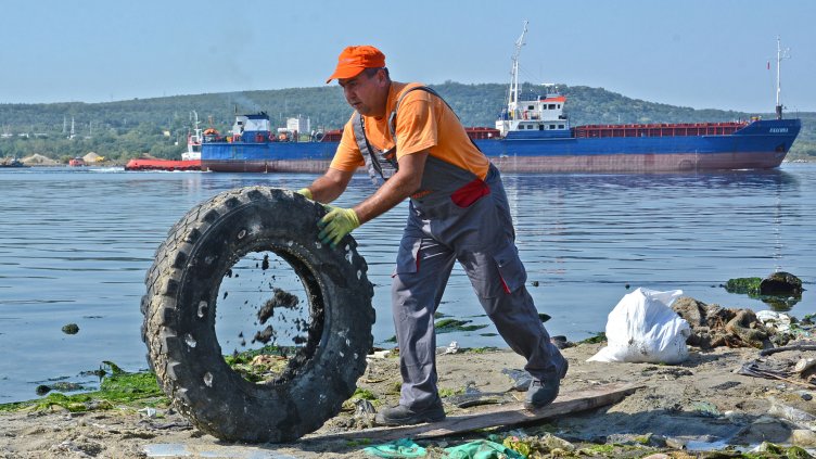 Десетки кубици битови отпадъци бяха почистени от северния бряг на Варненското езеро