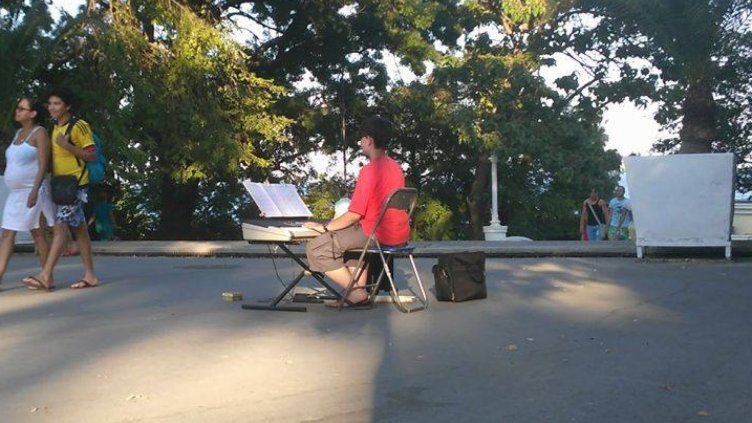 Министерството на културата помага на 14-годишния Тони, който свири във Варна