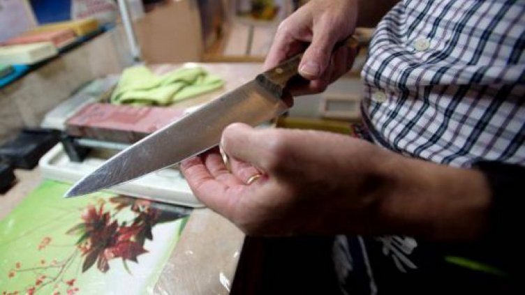 Психопат нахлу с нож в училище, хлапета пищят