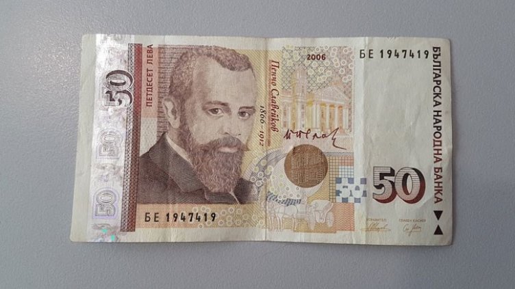 Баба Василка и 50-те бонус левчета към пенсията й. За какво ли ги харчи?