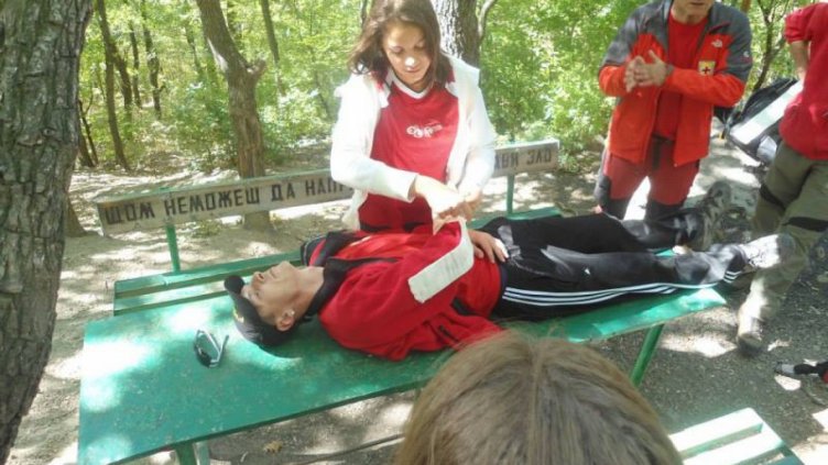 Пострадали от потопа в „Аспарухово” оказват първа помощ