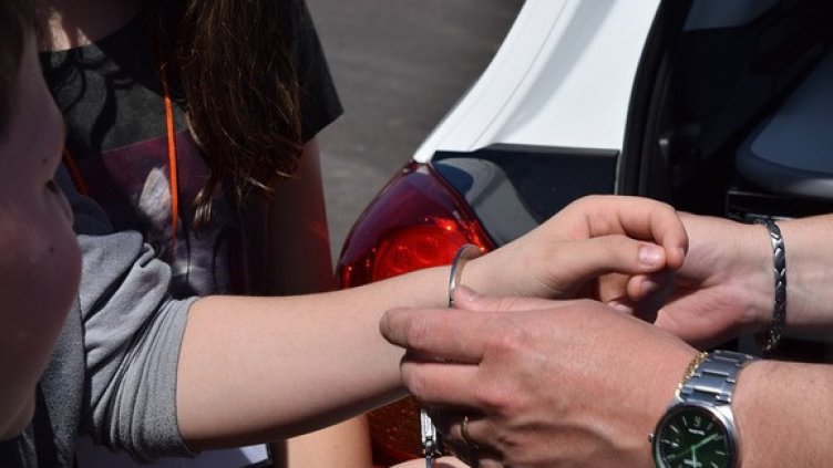 Акция: Закопчаха млада дилърка във Варна (СНИМКИ)