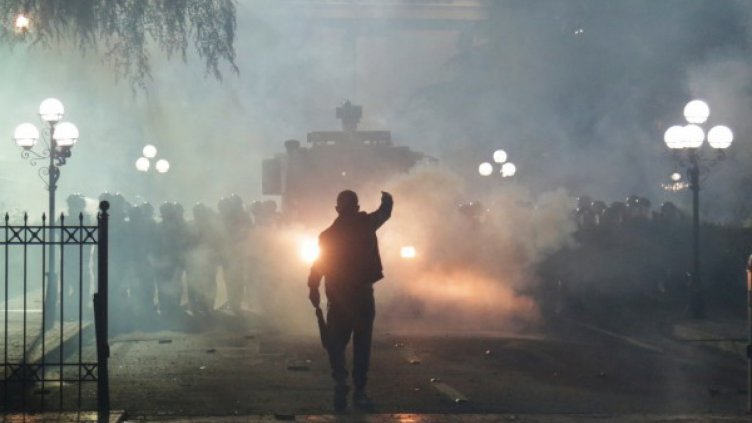 Сблъсъци при протест на опозицията в Тирана