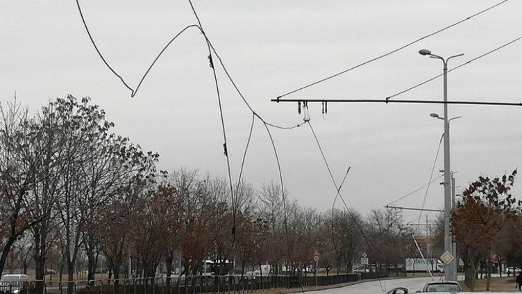 Накъсани тролейбусни жици затвориха оживено кръстовище