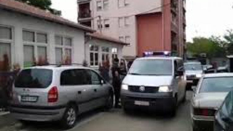 Стрелба и шокови гранати при полицейската операция в Косово  