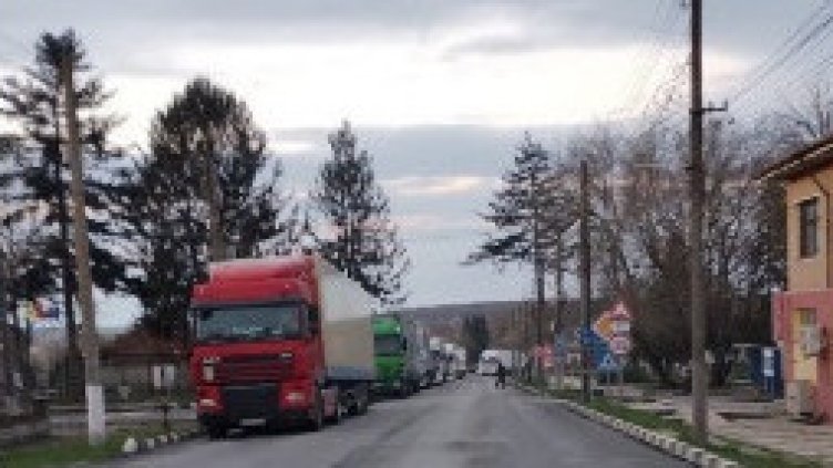 Огромна опашка на ГКПП "Кардам", чакат над 400 тира