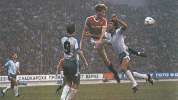 Сашо Борисов (вдясно) във въздушен двубой с футболист на „Манчестър Юнайтед“