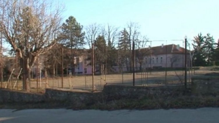 Село се въоръжава заради страх от деца от интернат