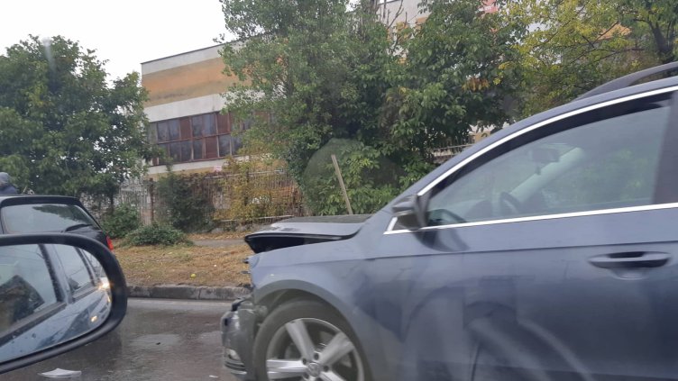 Огромна тапа на &quot;Сливница&quot; от Техникумите в посока кварталите заради катастрофа (СНИМКИ)