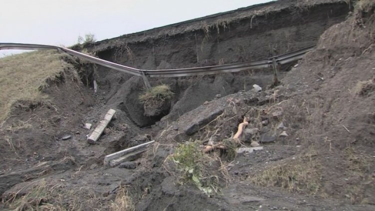 Пороите разрушиха част от моста от кв. „Сарафово” в Бургас