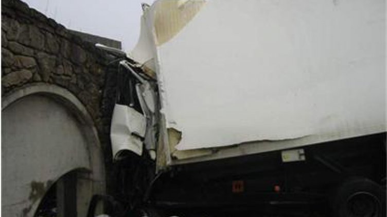 ТИР изпусна завой, събори стена на къща