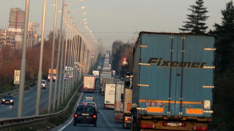 Опашка от ТИР-ове, отново. Сега на Дунав мост