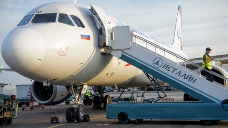 Самолет се приземи извънредно заради заседнал пътник в тоалетна