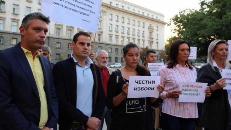 Протестиращи се намърдаха в парламента
