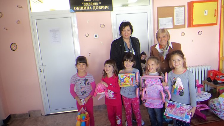 Възпитаниците на ЦДГ №46 „Слънчева дъга&quot; вече са успели да зарадват децата от ЦДГ №23 „Звездица“ в Добрич с играчки, книжки и други полезни материали.