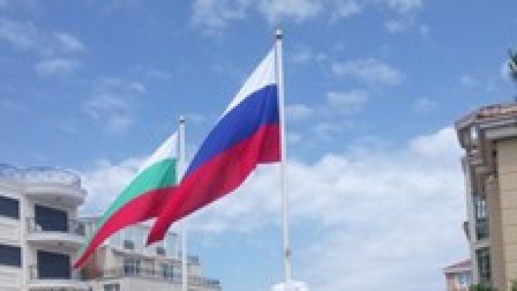 Мрежата избухна! В Черноморец – руският флаг доста по-висок от българския