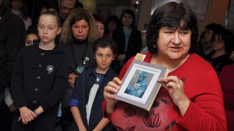 КРИСТИАНА ДИМЧЕВА Е ЧАСТ ОТ КОЛЕКТИВА НА РБ &bdquo;ПЕНЧО СЛАВЕЙКОВ&ldquo;, подготвил сборника &bdquo;Жрец и войн на живота&ldquo;, посветен на 150-ата годишнина от рождението на поета. Снимка ПЛАМЕН ГУТИНОВ