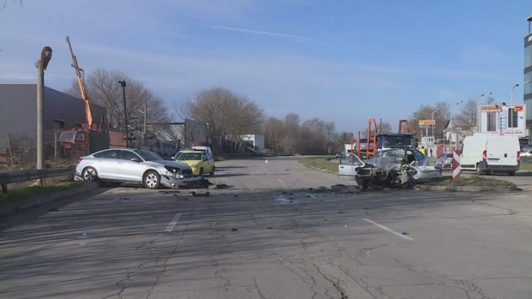 МВР с подробности: БМВ-то влязло в насрещното и блъснало челно ситроена