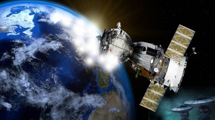 Повреден сателит лети опасно към Земята