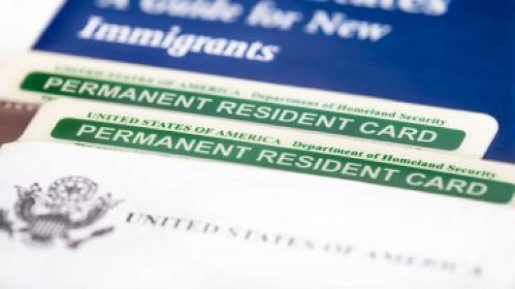 Затягат взимането на Зелена карта за САЩ