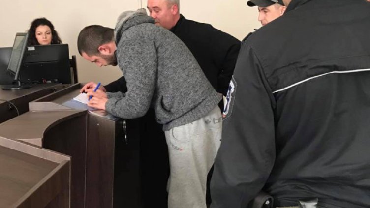 Задържаха под стража шофьора, организирал 360-километрова гонка с полицаи