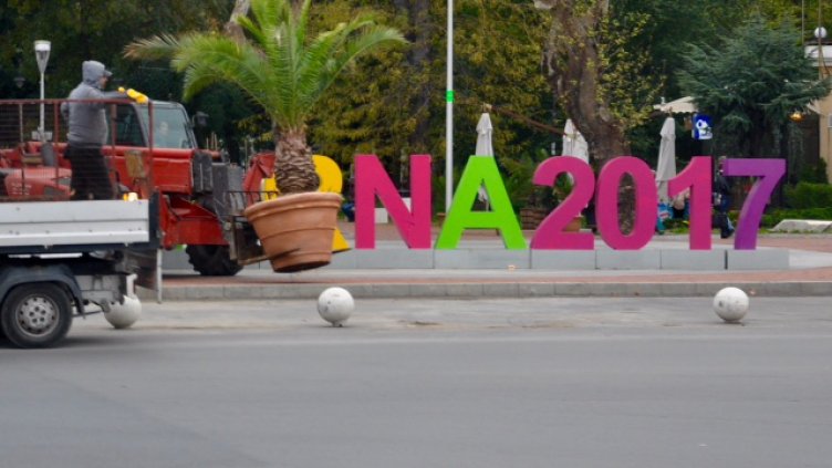 Прибират на топло палмите във Варна