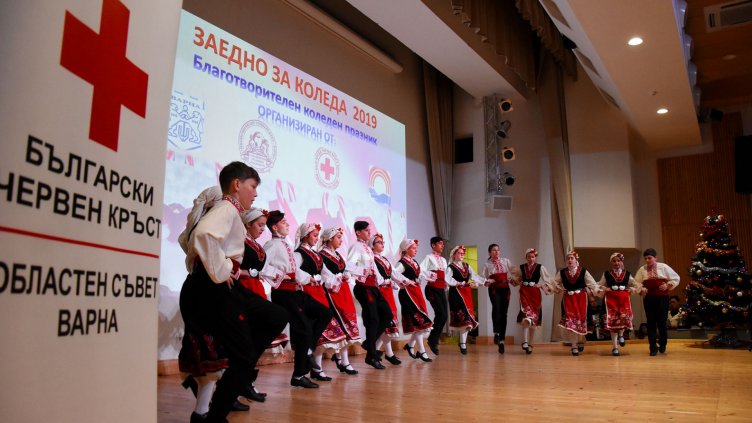 Зарадваха 600 социалнослаби във Варна с концерт и храни за Коледа(Снимки)