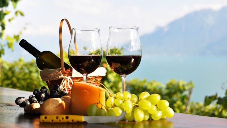 Учат чужденци как се прави вино на фестивал в Мелник 