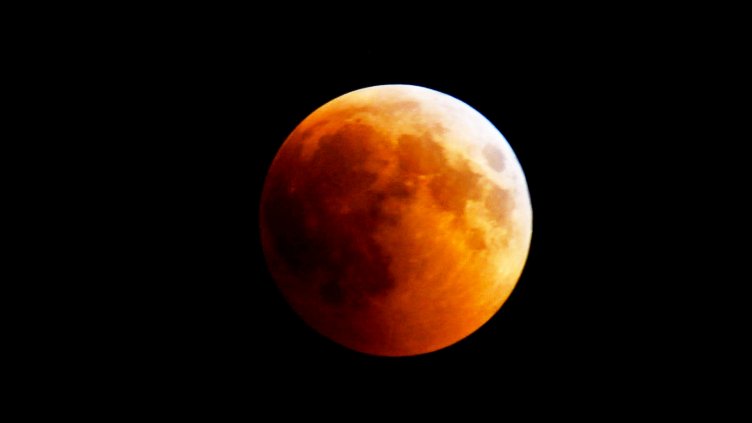 Вижте снимки от кървавата луна снощи